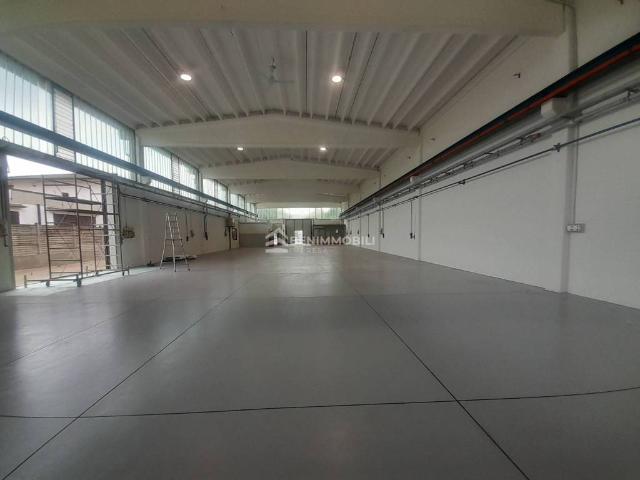Locale Commerciale in affitto a Onzato di Flero, Flero