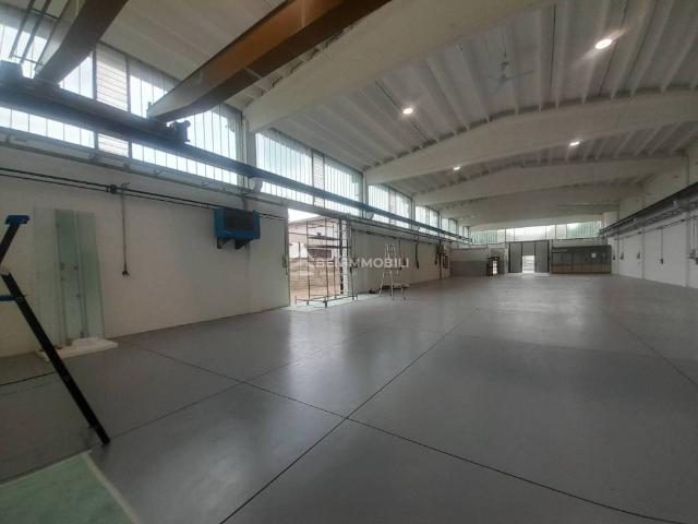 Locale Commerciale in affitto a Onzato di Flero, Flero