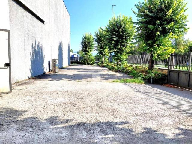 Locale Commerciale in affitto a Flero, Lombardia