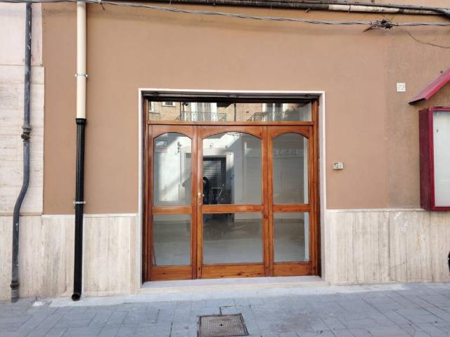 Locale Commerciale in affitto a Puglia, Foggia