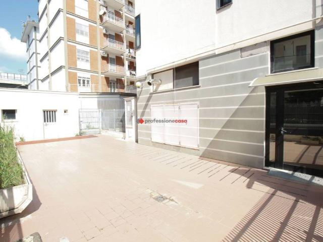 Locale Commerciale in affitto a Rione San Ciro, Puglia