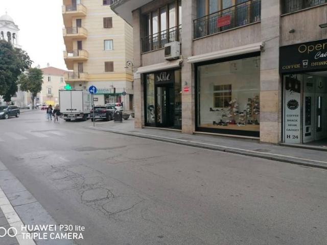 Locale Commerciale in affitto a Puglia, Foggia