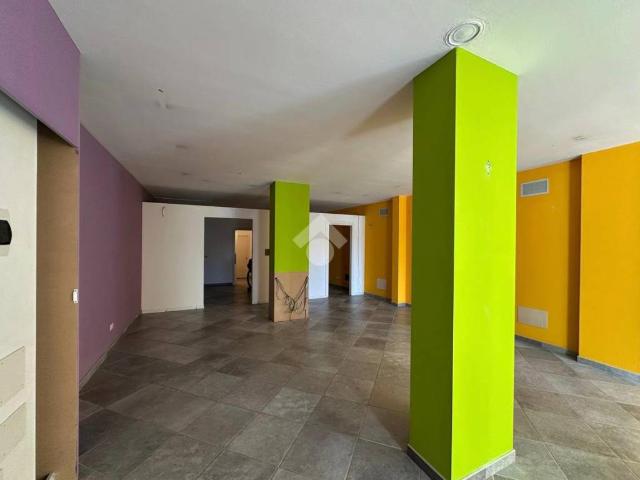 Locale Commerciale in affitto a Magnifica Comunità degli Altipiani Cimbri, Folgaria