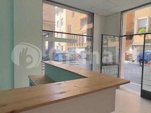 Locale Commerciale in affitto a Foligno, Umbria