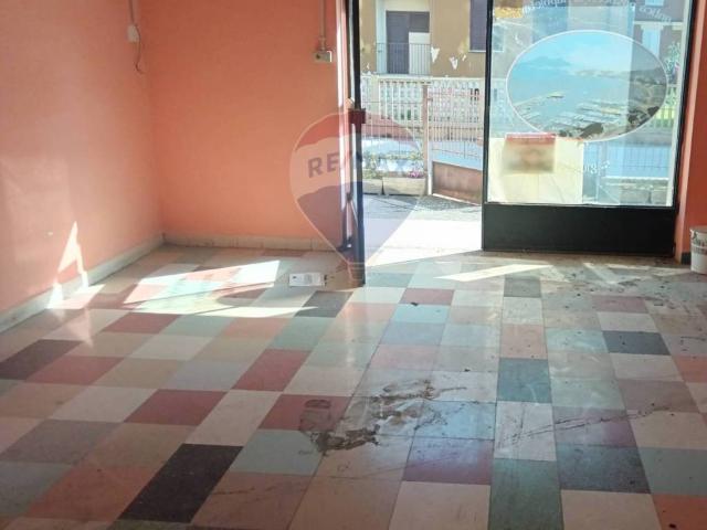 Locale Commerciale in affitto a Foligno, Perugia