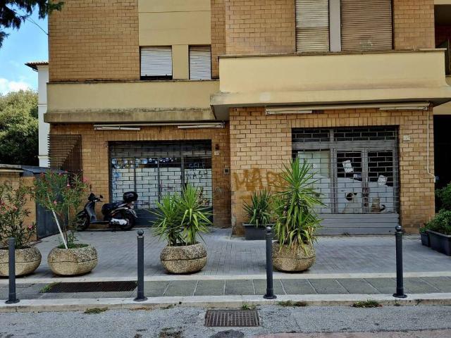 Locale Commerciale in affitto a Foligno, Perugia