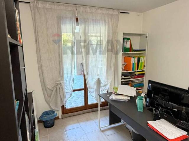 Locale Commerciale in affitto a Foligno, Umbria
