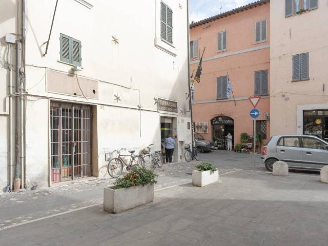 Locale Commerciale in affitto a Foligno, Umbria