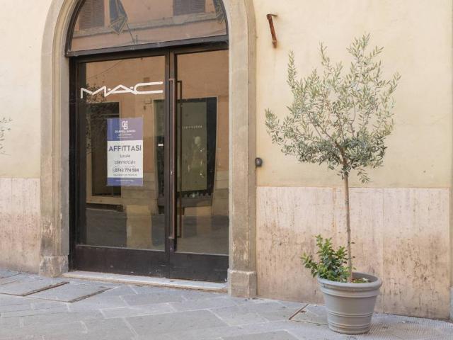 Locale Commerciale in affitto a Foligno, Perugia