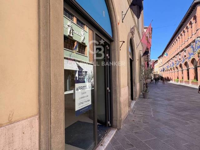 Locale Commerciale in affitto a Foligno, Perugia