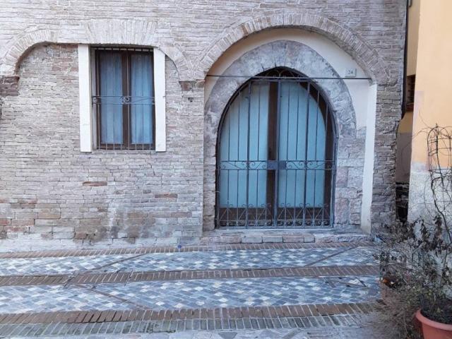 Locale Commerciale in affitto a Foligno, Umbria