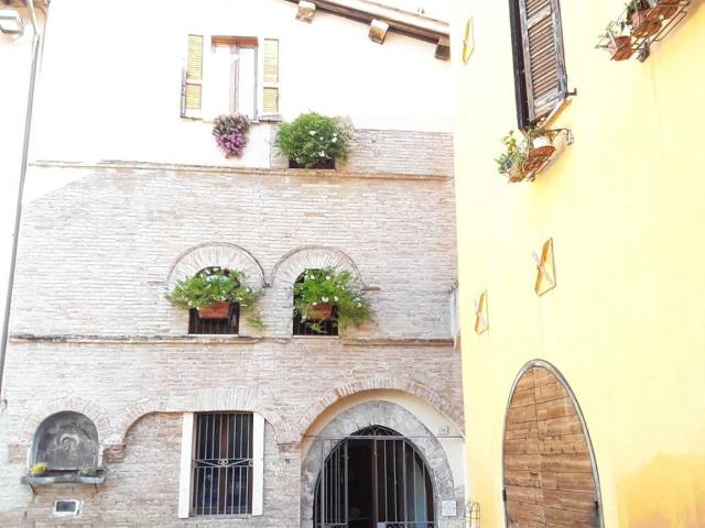 Locale Commerciale in affitto a Foligno, Umbria