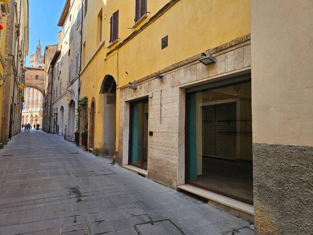Locale Commerciale in affitto a Foligno, Umbria