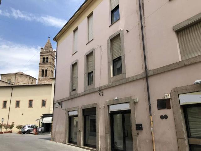Locale Commerciale in affitto a Foligno, Umbria