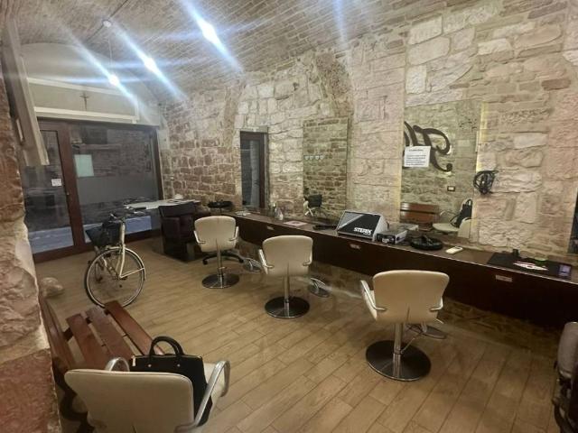 Locale Commerciale in affitto a Foligno, Umbria