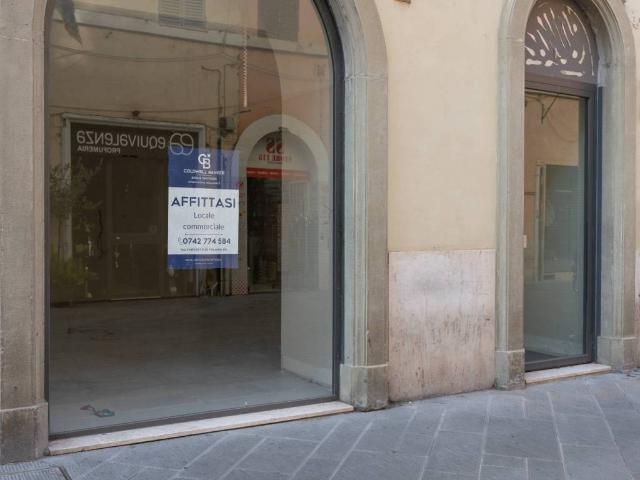 Locale Commerciale in affitto a Foligno, Perugia