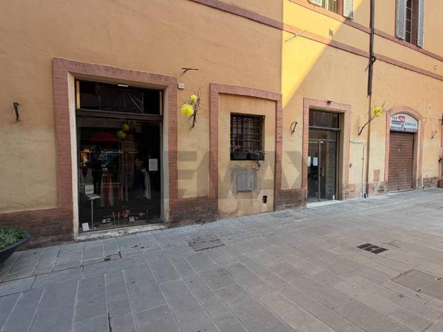 Locale Commerciale in affitto a Foligno, Umbria