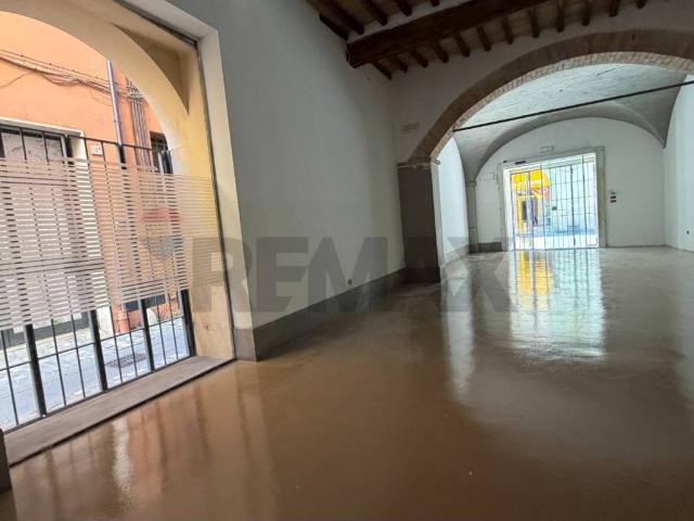 Locale Commerciale in affitto a Foligno, Umbria