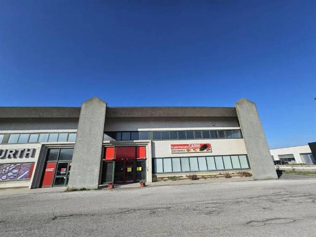 Locale Commerciale in affitto a Fiamenga, Foligno