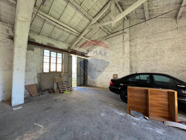 Locale Commerciale in affitto a Foligno, Perugia