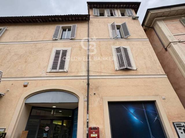 Locale Commerciale in affitto a Foligno, Umbria