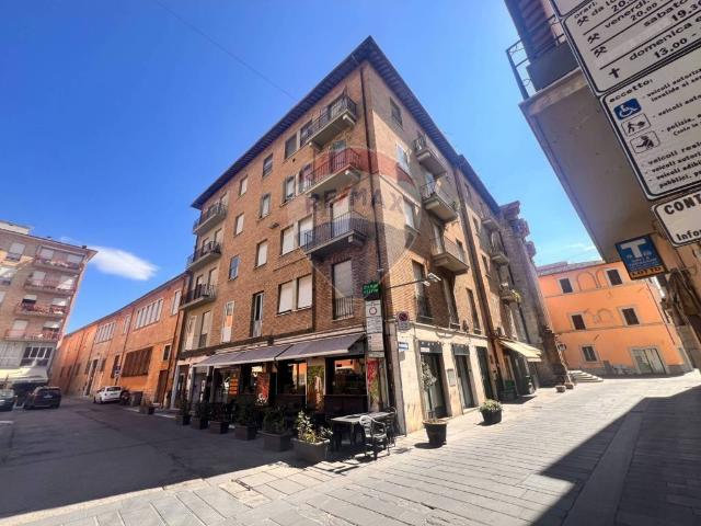 Locale Commerciale in affitto a Foligno, Perugia