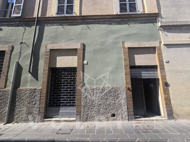 Locale Commerciale in affitto a Foligno, Perugia