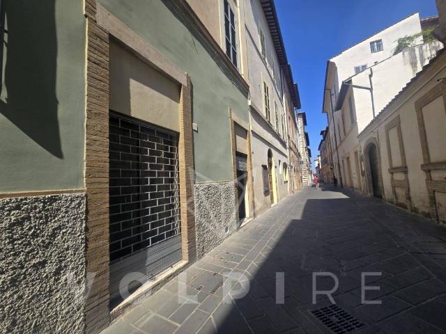 Locale Commerciale in affitto a Foligno, Umbria