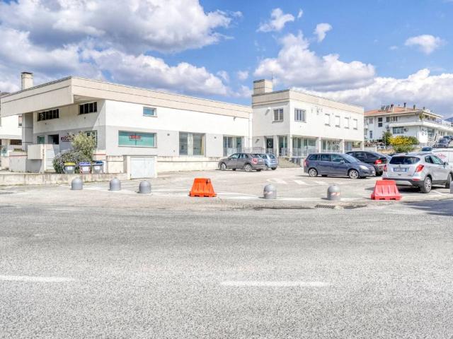 Locale Commerciale in affitto a Foligno, Umbria