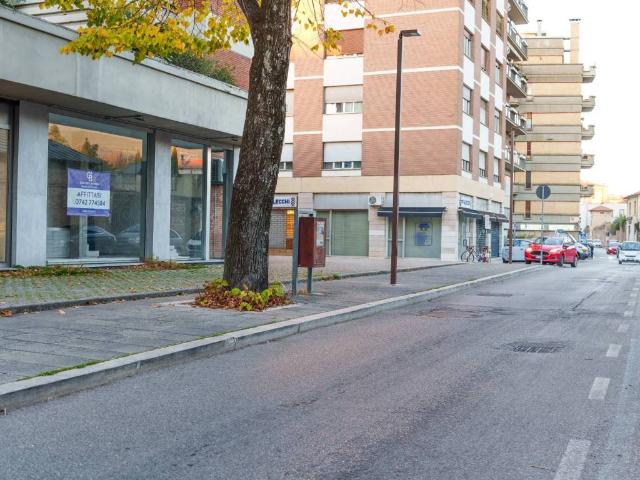 Locale Commerciale in affitto a Foligno, Umbria