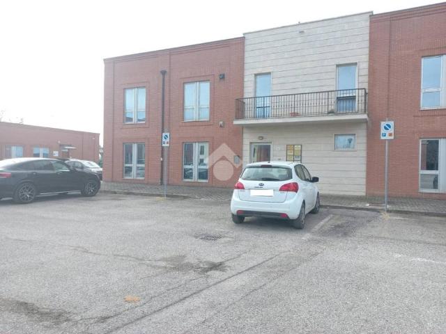 Locale Commerciale in affitto a Fiamenga, Foligno