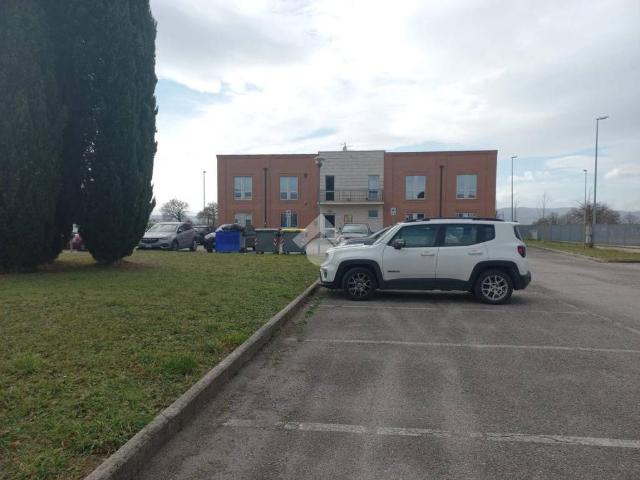 Locale Commerciale in affitto a Foligno, Umbria