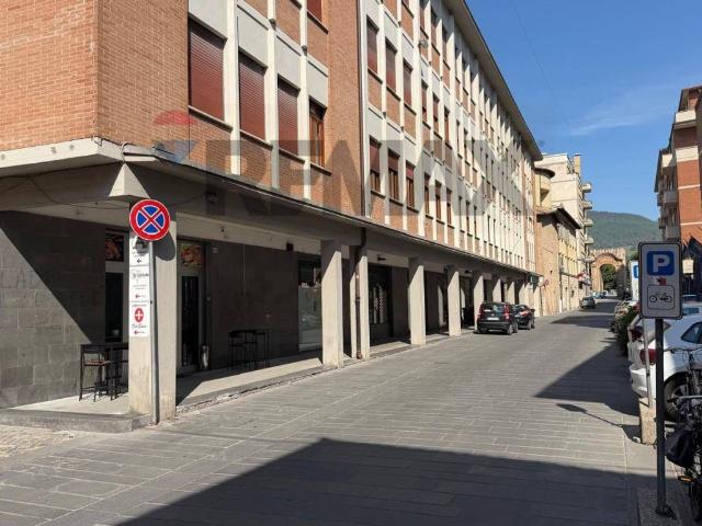 Locale Commerciale in affitto a Foligno, Umbria