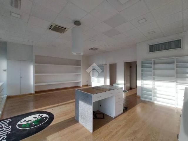 Locale Commerciale in affitto a Foligno, Perugia