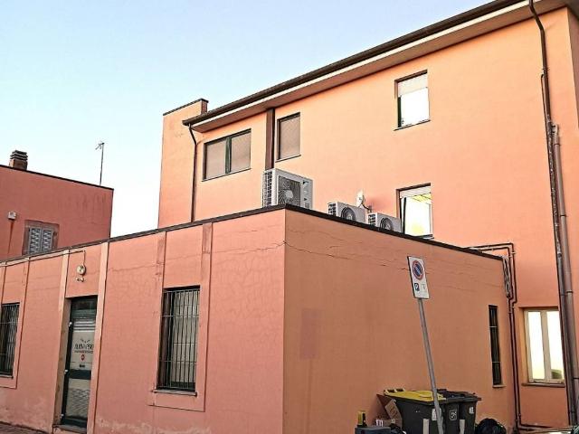 Locale Commerciale in affitto a Foligno, Umbria
