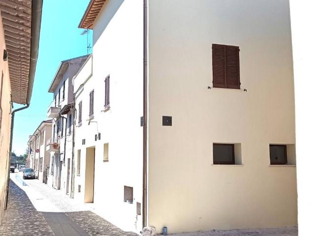 Locale Commerciale in affitto a Foligno, Perugia
