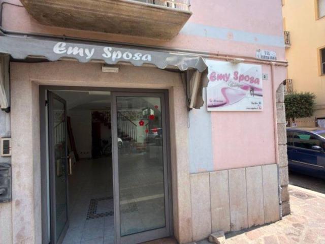 Locale Commerciale in affitto a Porta Roma, Salto Di Fondi
