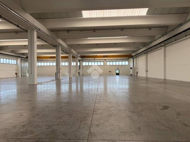 Locale Commerciale in affitto a Fontanafredda, Friuli-Venezia Giulia