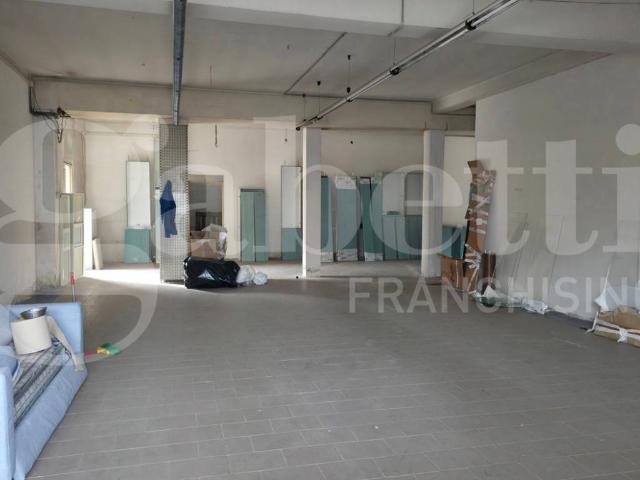 Locale Commerciale in affitto a Guidonia Montecelio, Roma Capitale