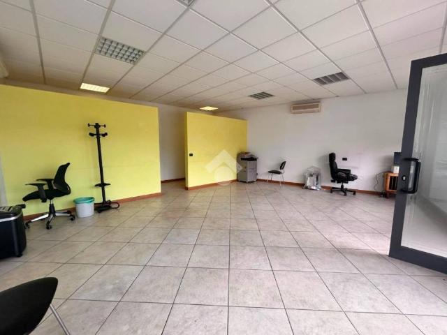 Locale Commerciale in affitto a Foresto Sparso, Lombardia