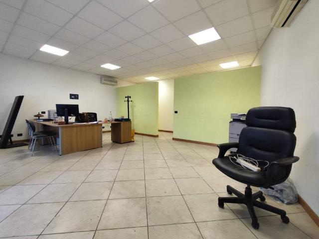 Locale Commerciale in affitto a Foresto Sparso, Lombardia