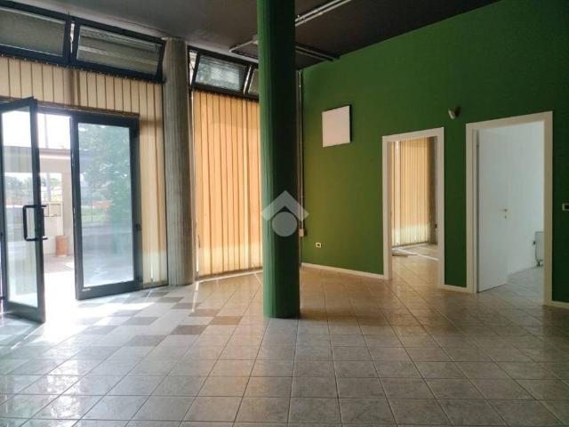 Locale Commerciale in affitto a Unione di Comuni della Romagna Forlivese, Quattro