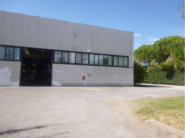 Locale Commerciale in affitto a Unione di Comuni della Romagna Forlivese, Quattro