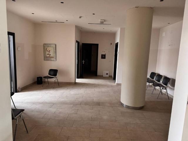 Locale Commerciale in affitto a Unione di Comuni della Romagna Forlivese, Quattro