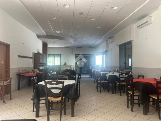 Locale Commerciale in affitto a Unione di Comuni della Romagna Forlivese, Quattro