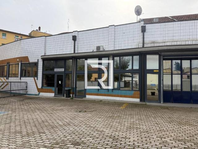 Locale Commerciale in affitto a Unione di Comuni della Romagna Forlivese, Quattro
