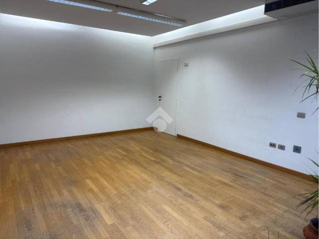 Locale Commerciale in affitto a Unione di Comuni della Romagna Forlivese, Quattro