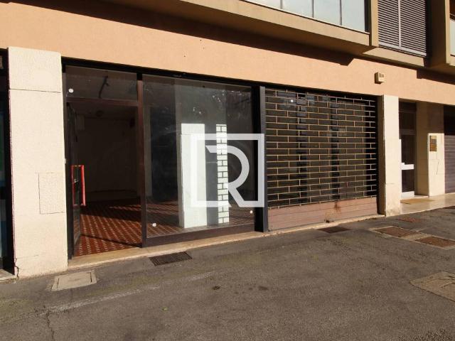 Locale Commerciale in affitto a Unione di Comuni della Romagna Forlivese, Quattro
