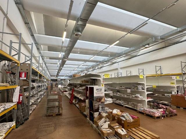 Locale Commerciale in affitto a Unione di Comuni della Romagna Forlivese, Quattro