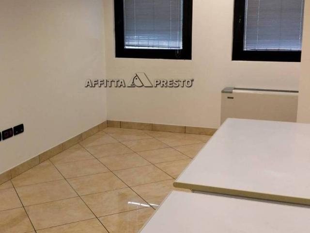 Locale Commerciale in affitto a Unione di Comuni della Romagna Forlivese, Quattro